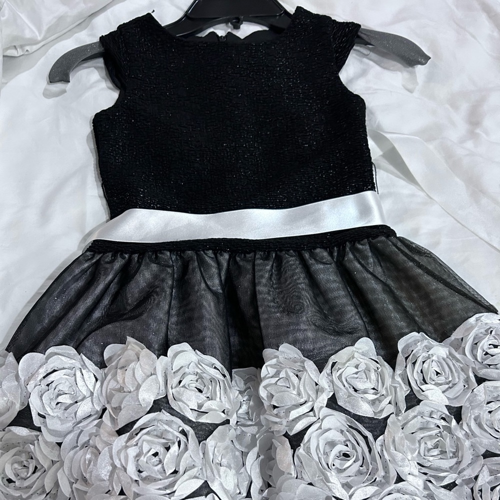 Jane Copeland - size 5- girls- black with white flowers - ribbon at waist